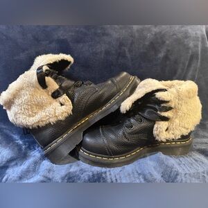 Dr. Martens Black Womens Amilita Fur Lined Fold Over Boots Satin Laces, Size 7